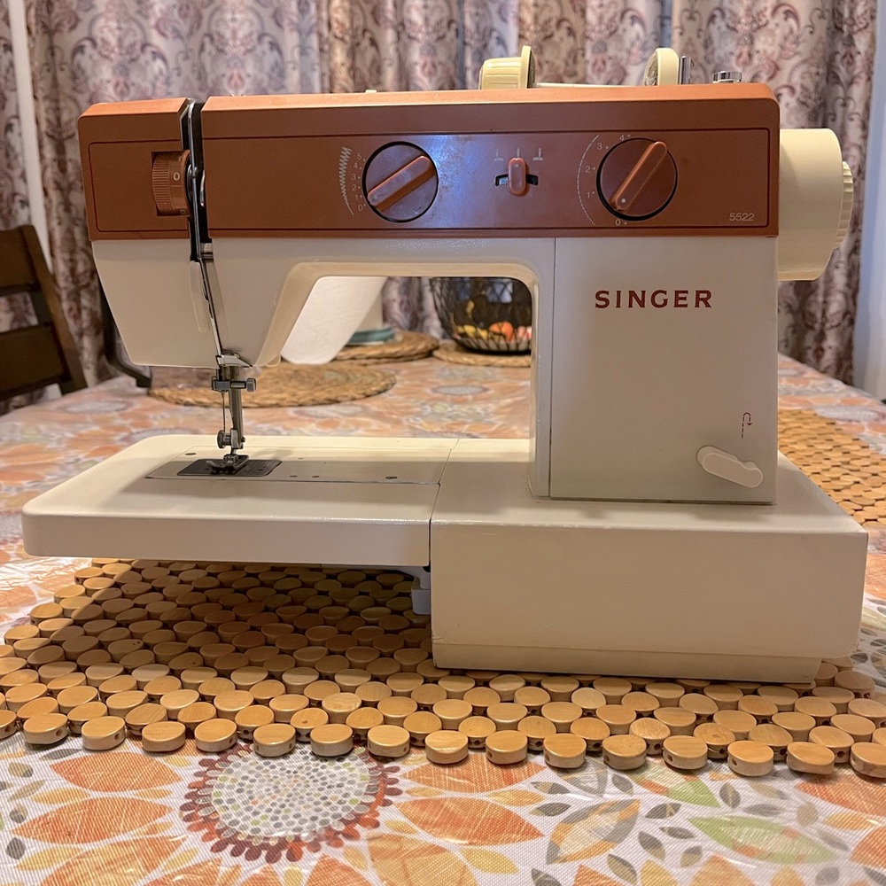 Heavy duty 5522 model singer sewing machine
